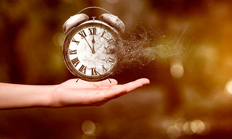 Imagen de un reloj que muestra la terapia breve y su duración para un artículo de la universidad carl rogers en puebla