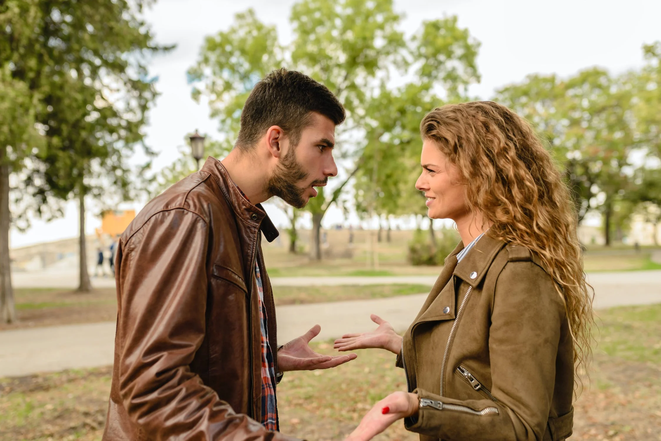 FOTO DE PAREJA CELOSA PELEANDO EN UN PARQUE PÁRA ILUSTRAR EL ARTICULO SOBRE CELOTIPIA DE LA UNIVERSIDAD CARL ROGERS DE PSICOLOGIA EN PUEBLA