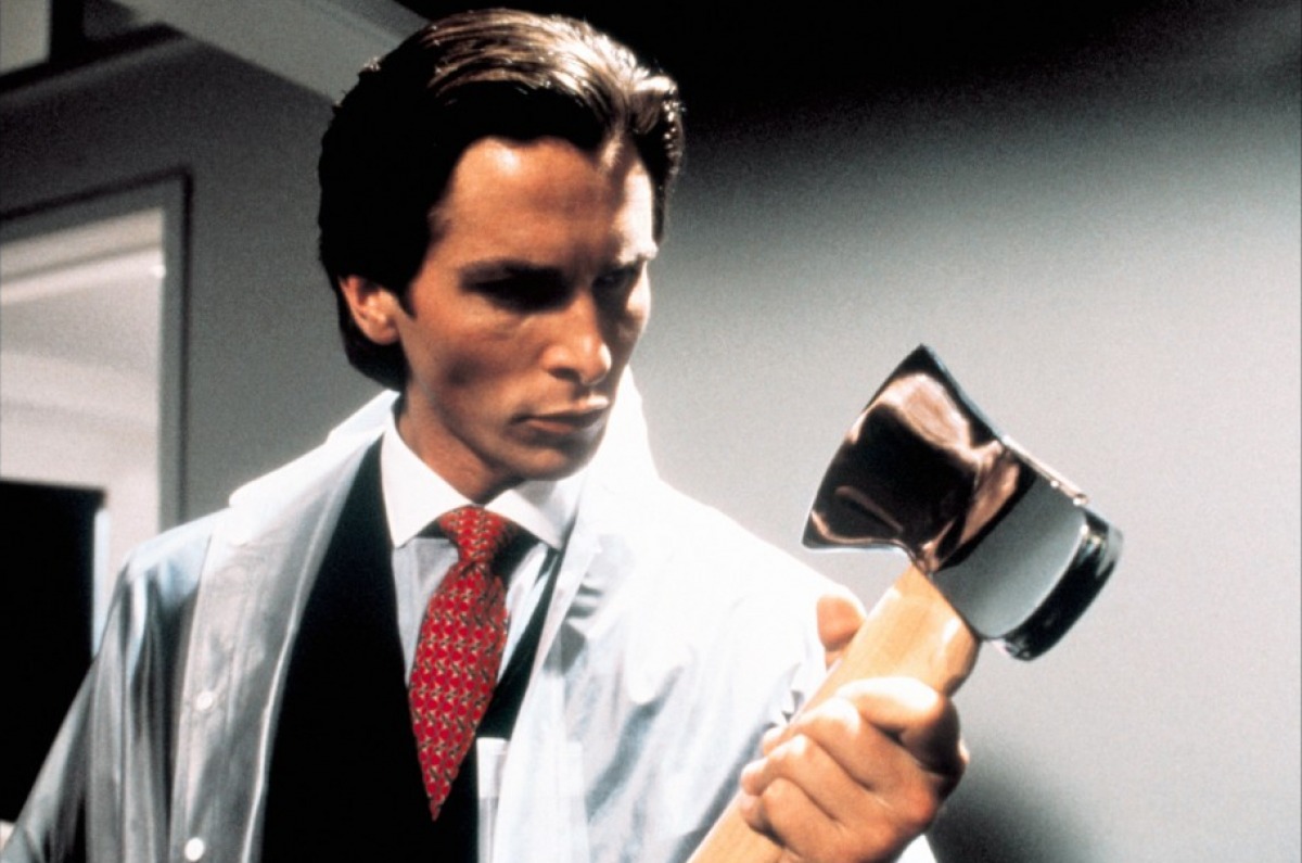 Foto de un psicopata con un hacha de la pelicula american psycho para el top de mejores peliculas de psicologia de la universidad Carl Rogers