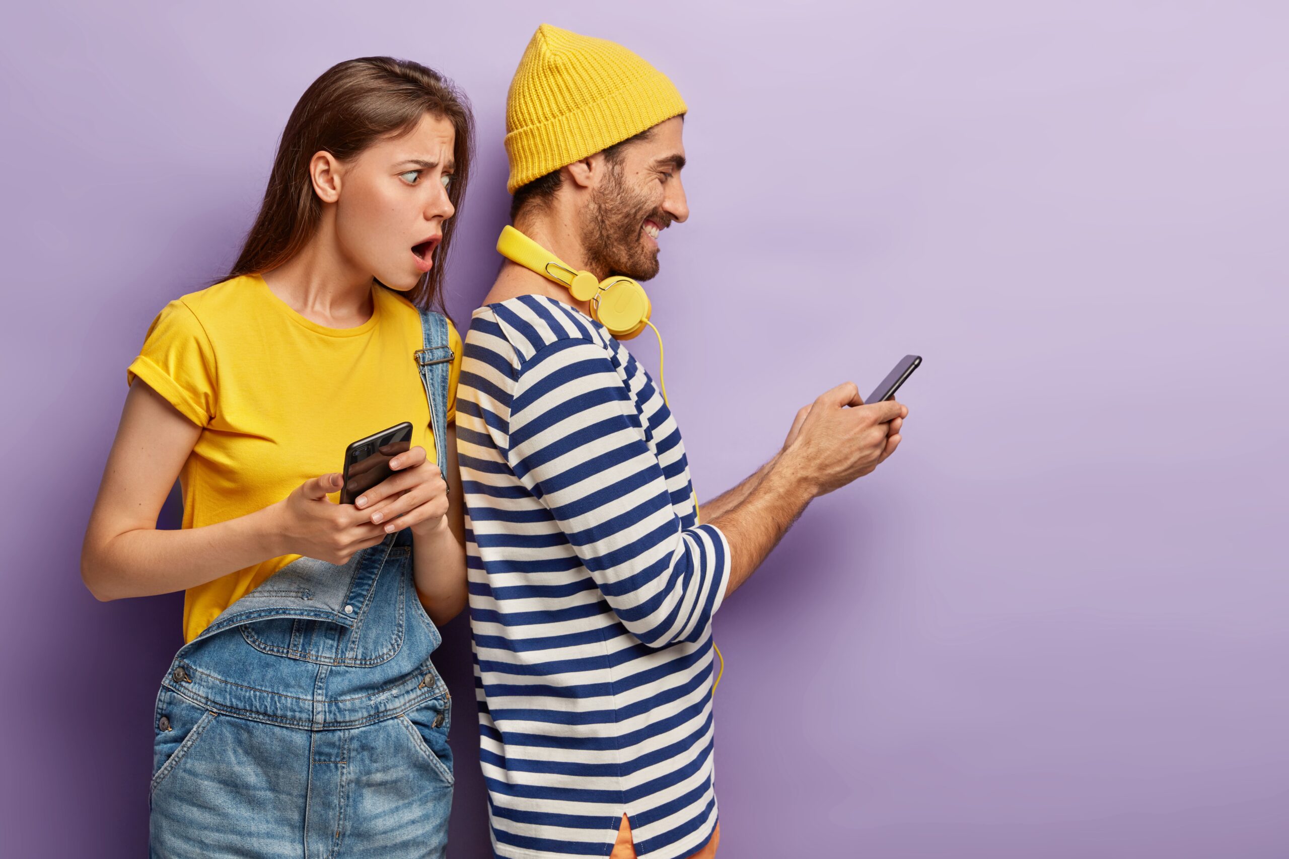 foto de como perdonar una infidelidad con una mujer que revisa el celular de su novio