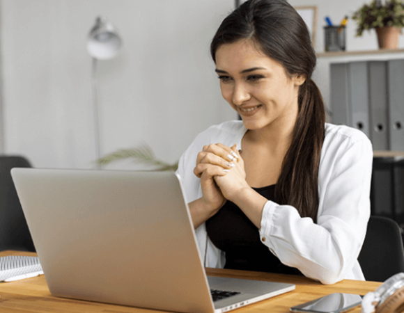 mujer tomando un webinar