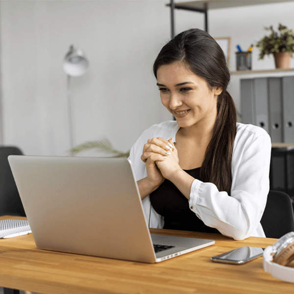 mujer tomando un webinar