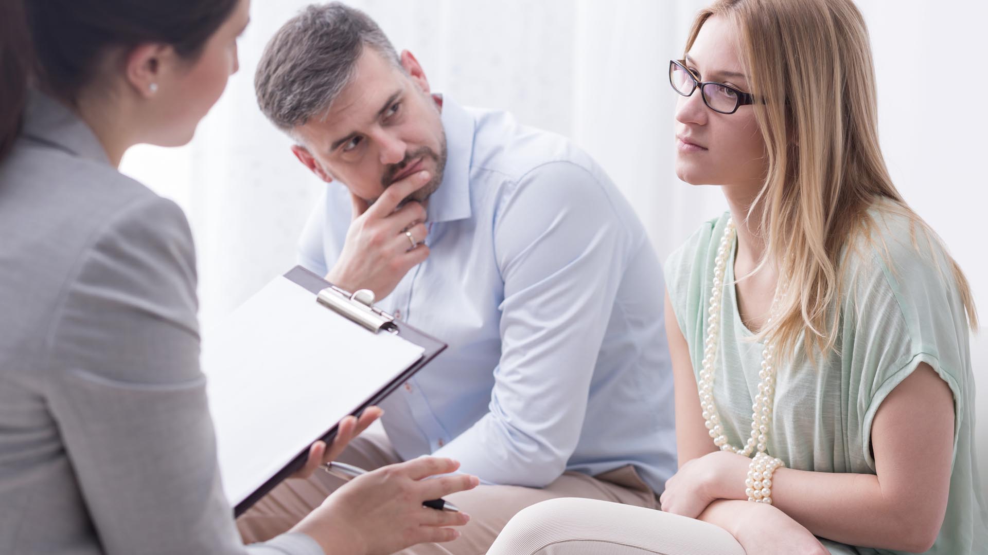 Foto de una pareja tomando terapia de pareja en universidad calr rogers