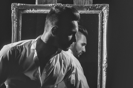 foto de hombre con trastorno de la personalidad narcisista mirandose al espejo