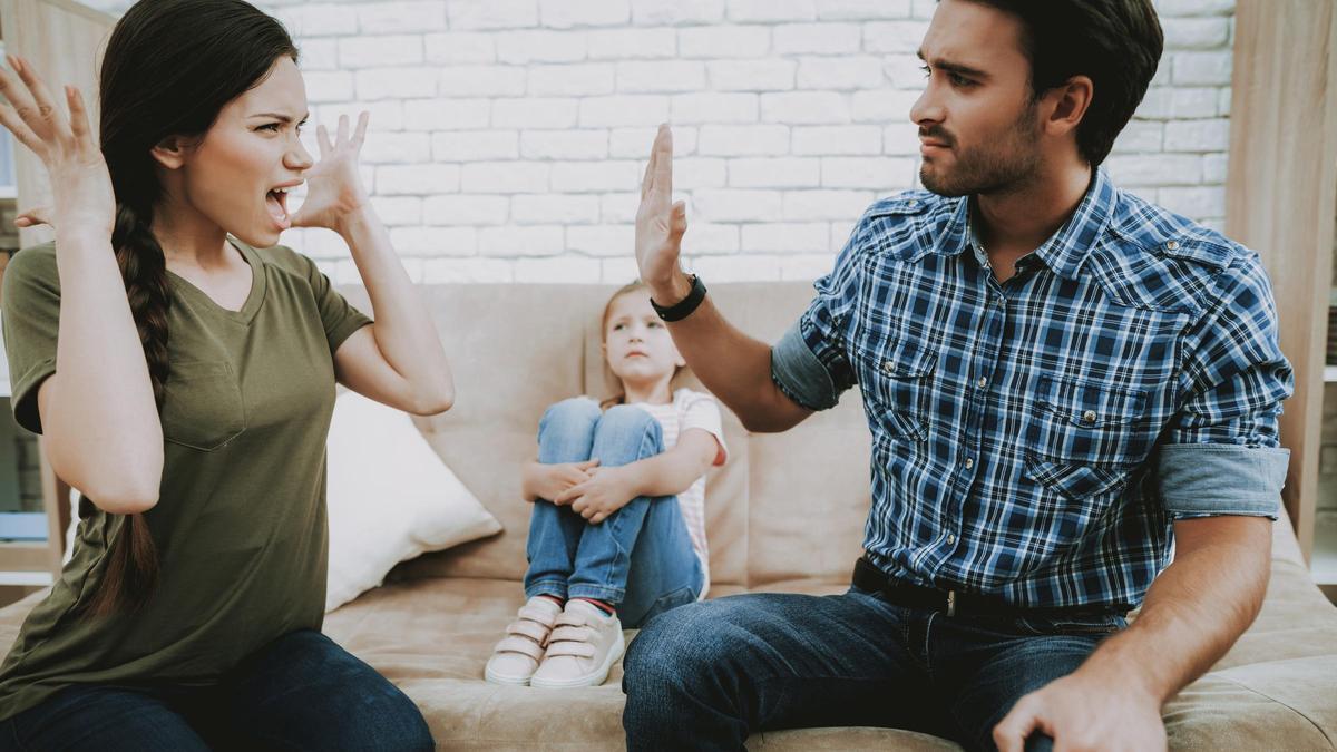 Foto de una pareja discutiendo con un niño regañado al fondo sobre Patrones familiares
