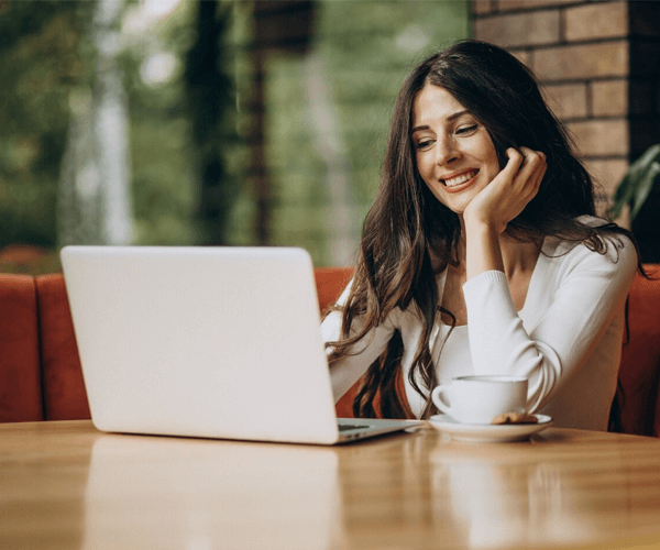 chica en computadora